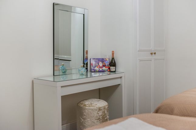 Flat to rent in Harley Street, London