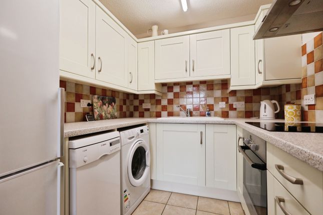 34, Regal Court, Bancroft, Hitchin photo 3
