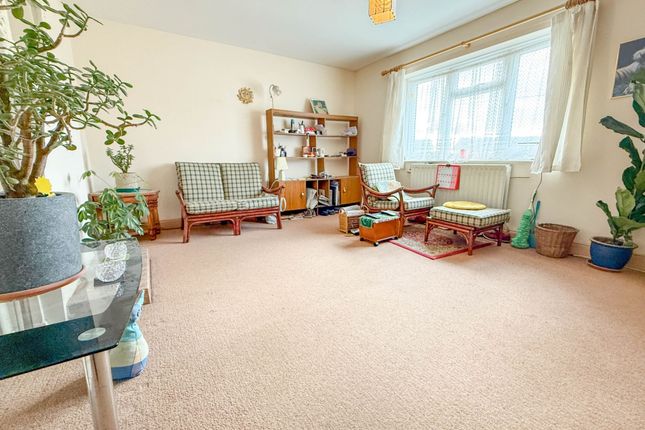7 Foxgrove Path, Watford photo 2