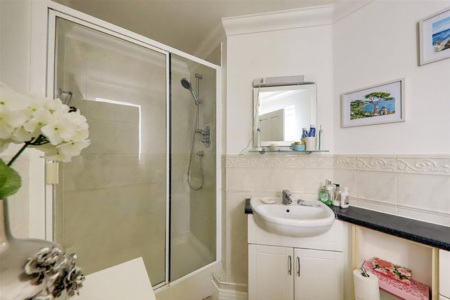 12 Roundwood, Worthing photo 4