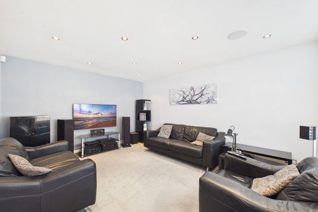 15, Searles View, Horsham photo 2