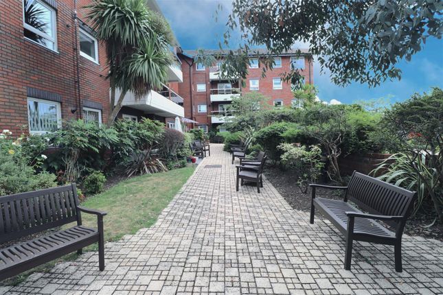 Flat 36 Heathside, Finchley Road, London photo 3