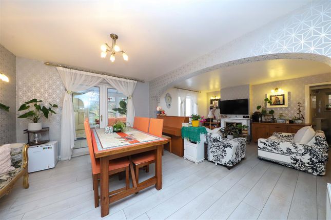 8, Willow Avenue, Denham photo 2
