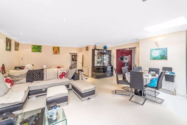 21, Tudor Close, London photo 2