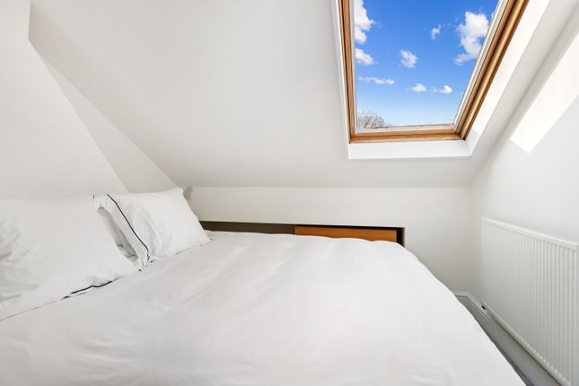 Top Floor Flat, 15, Tetcott Road, Chelsea photo 2