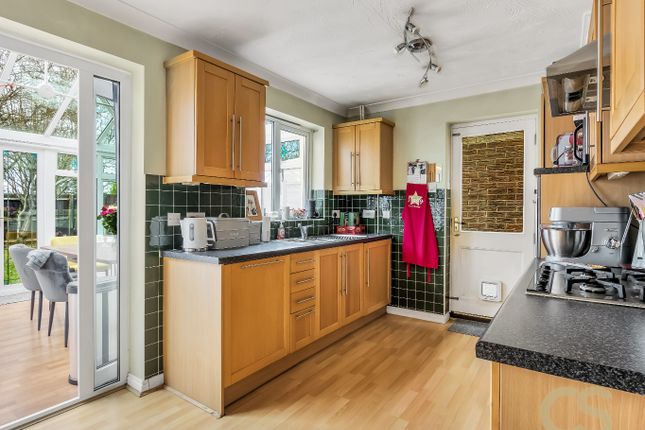 21 Dahlia Close, Cheshunt, Hertfordshire photo 4