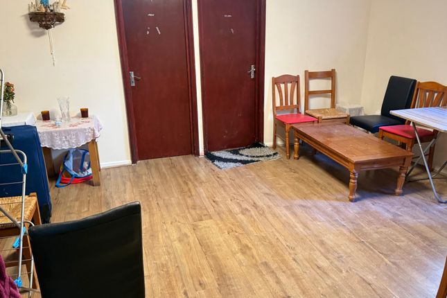 83, Pine Tree Close, Hounslow photo 4