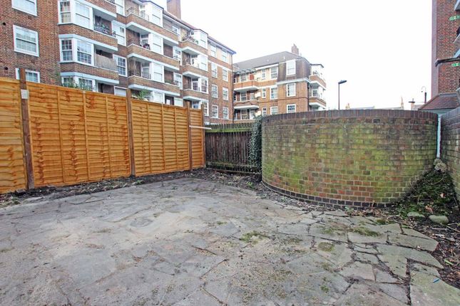 Flat 26, Brent Court, Emlyn Gardens, London photo 5