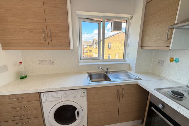 222 Streamside Close, London photo 4