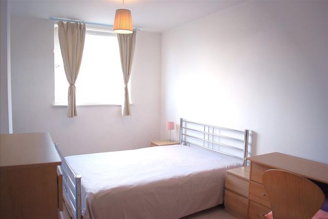 40, Hamlyn House, Feltham photo 4