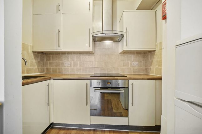 Flat to rent in Gladstone Road, Watford