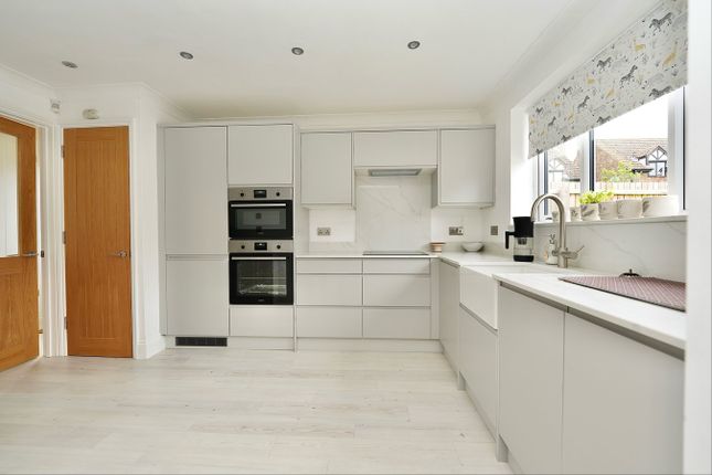 47, Hunters Way, Huntingdon photo 2