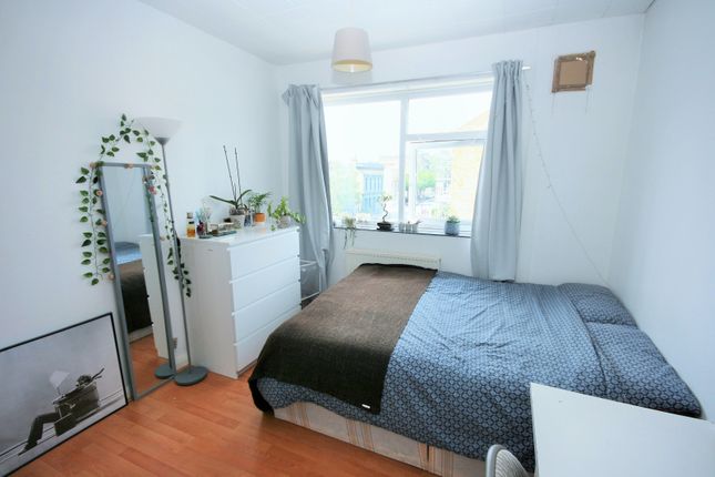 5 Pemberton Court, 39 Portelet Road, London photo 3