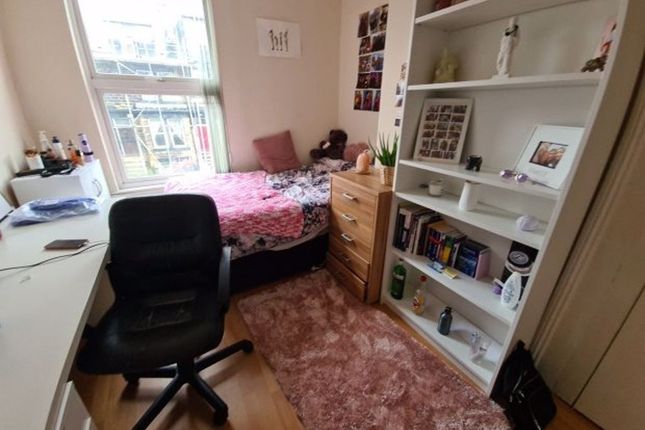 A Cozy And Well-Maintained Single Bedroom Featurin...