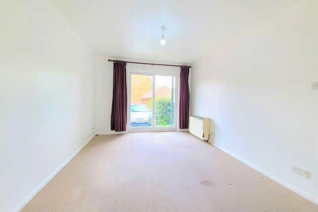 21 Admirals Court, Rose Kiln Lane, Reading photo 2