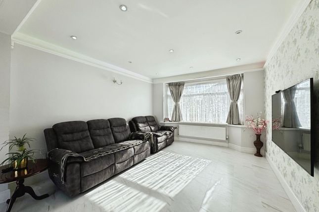 28 Greencourt Avenue, Edgware photo 2