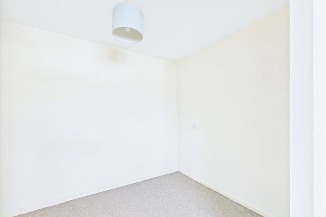 Flat 7, Daniel Gooch House, Rodbourne Road, Swindon photo 4