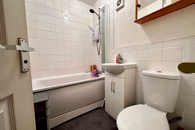 47 Pine Grove, Gillingham photo 4