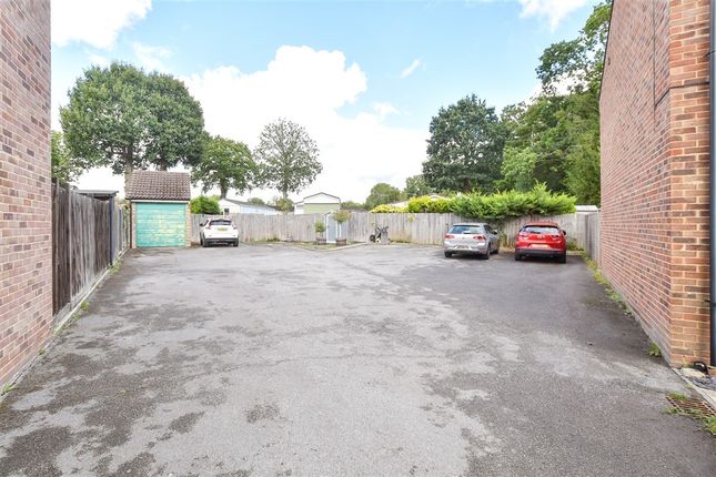 Mapledown Close Southwater, Horsham photo 3