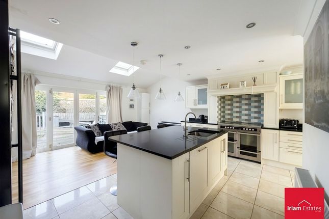 19 Carr Road, Manchester photo 2