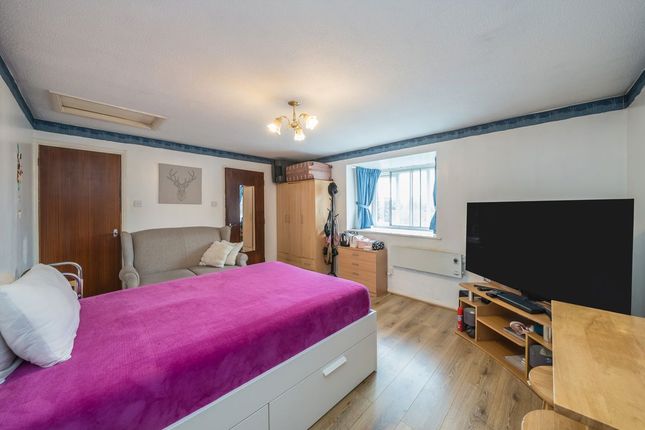 32, Kilberry Close, Isleworth photo 3