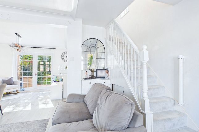 33, Maytree Crescent, Watford photo 3