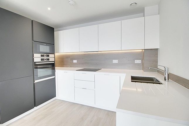 Thumbnail Flat for sale in Newton Close, London