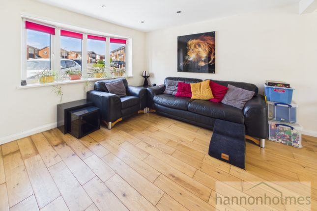 18, Barnfield Close, Manchester photo 4