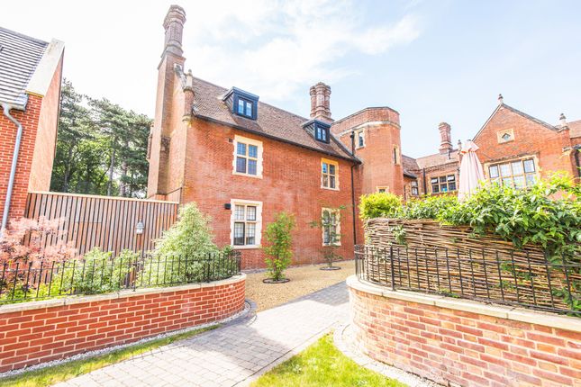 1-bed flat on Treetops, 5 The Lodge Drive, Drayton, £300,000