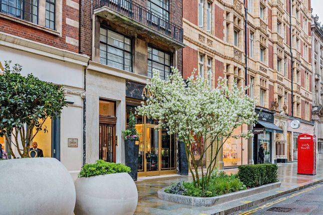 Flat for sale in Sloane Street, London