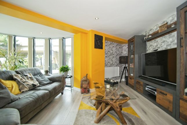 2-bed flat on 3, City Wharf Apartments, Cardiff Bay, £199,995