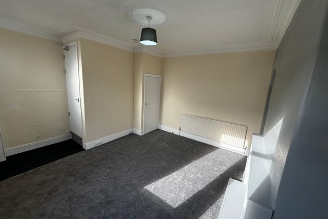 37, Longroyd Grove, Leeds photo 2
