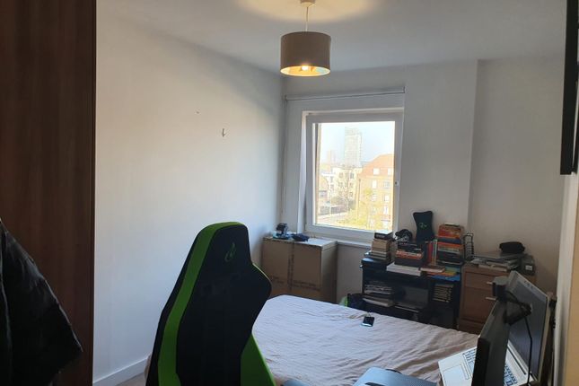 Flat to rent in Forge Square, London, London