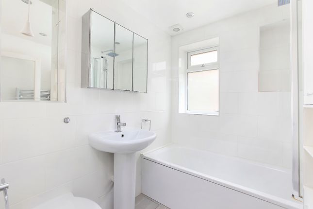 Flat to rent in Grantham Road, Clapham, London