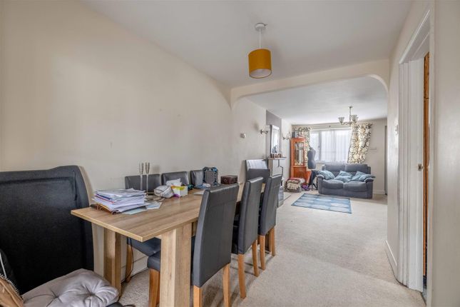 21, Stirling Close, Windsor photo 3