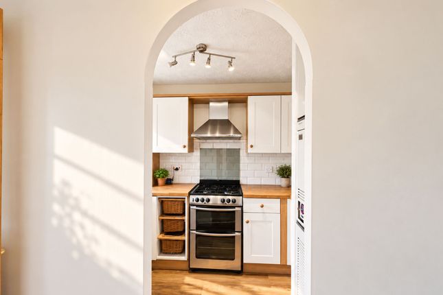 3 Blossom Close, Worcester photo 5