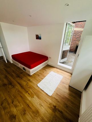 Large Double With Balcony Available 2nd October