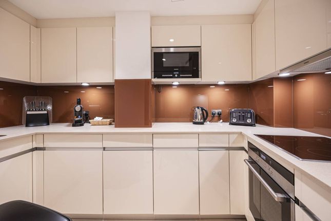 Flat to rent in Bow Lane, City, London