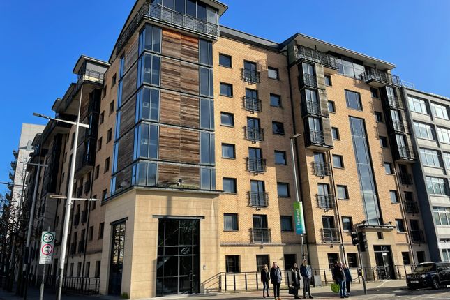 Thumbnail Flat to rent in Queens Square, Belfast