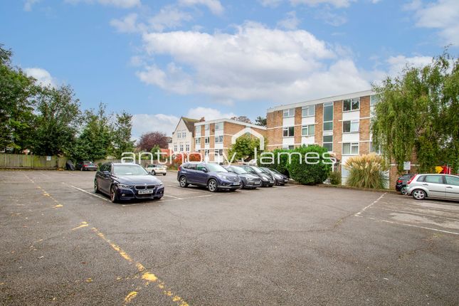 Flat 11, Pickwick Court, London photo 5