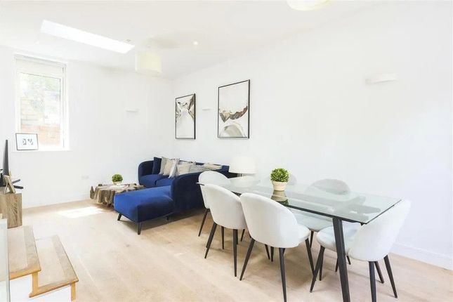 Flat to rent in Cecil Grove, London