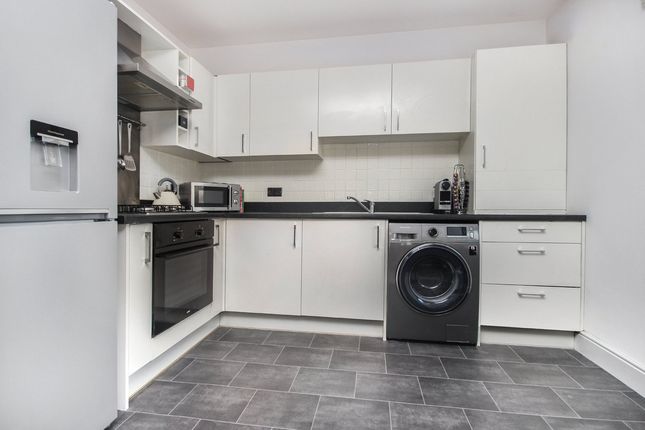 22 Fern Court, Lodge Lane, Collier Row photo 4