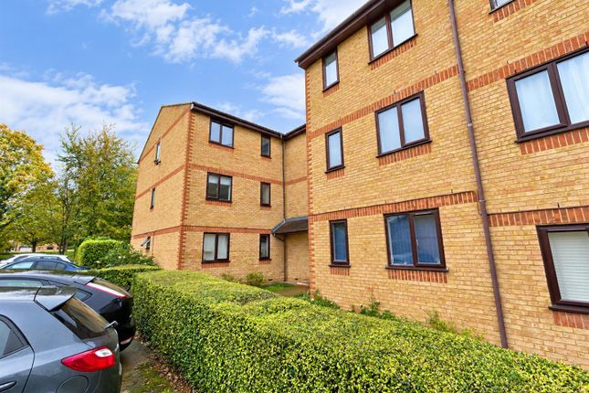 2-bed flat on Lowestoft Drive, Slough, £230,000