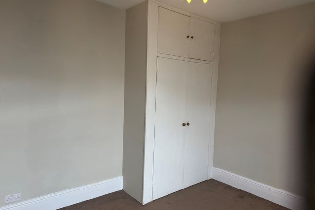 Flat 4, 94, Manor Road, Guildford photo 3
