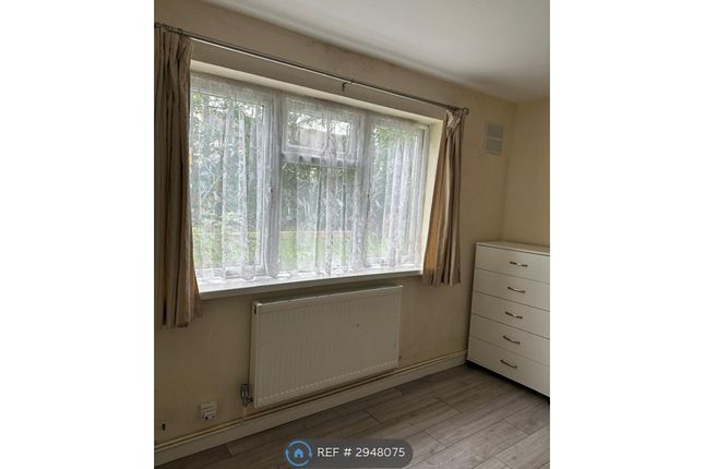 Cambria Close, Hounslow photo 2