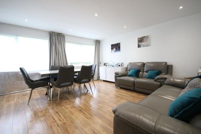 Flat for sale in Stonegrove, Edgware, Middlesex