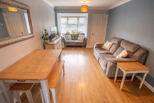 42 Somertons Close, Guildford photo 4