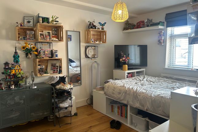 Flat to rent in Merton Road, London