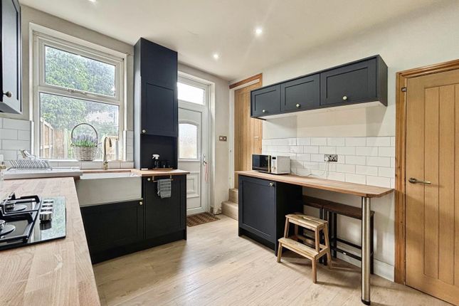 18, Poplar Avenue, Bradford photo 2