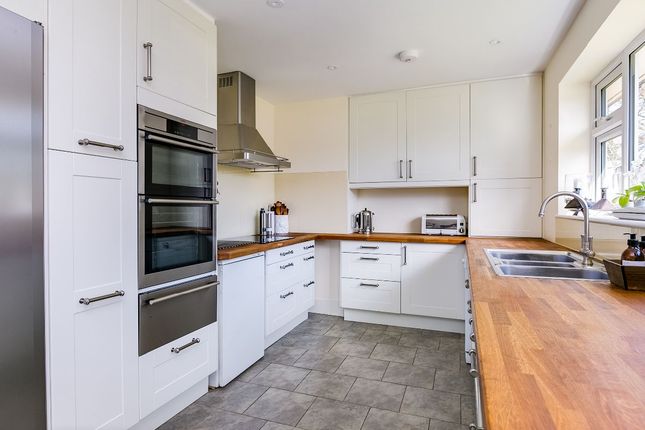 17 Broom Hall, Leatherhead photo 4